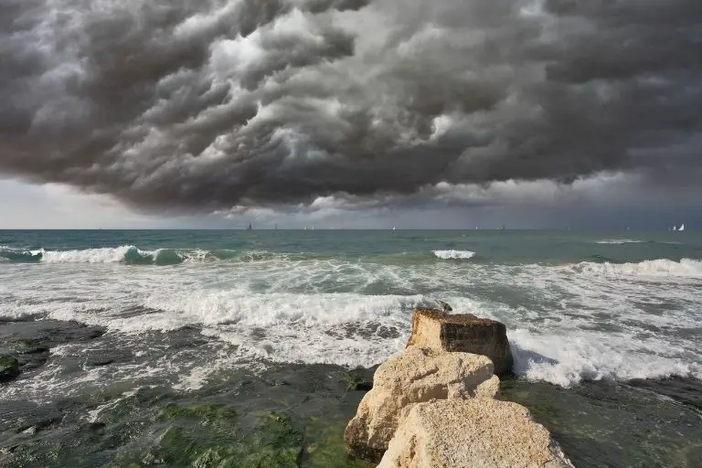 What Should You Do if Caught in Severe Storm Conditions on a Boat_Where you make it