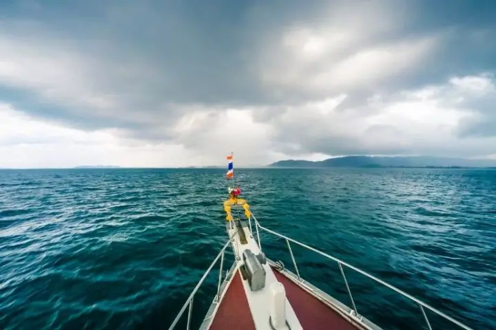 What Should You Do if Caught in Severe Storm Conditions on a Boat_Where you make it