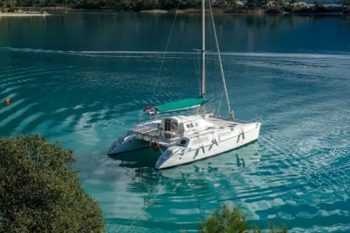 sailing catamarans have spade rudders