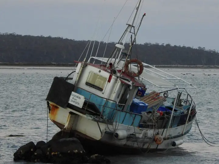 Kedge anchor after grounding