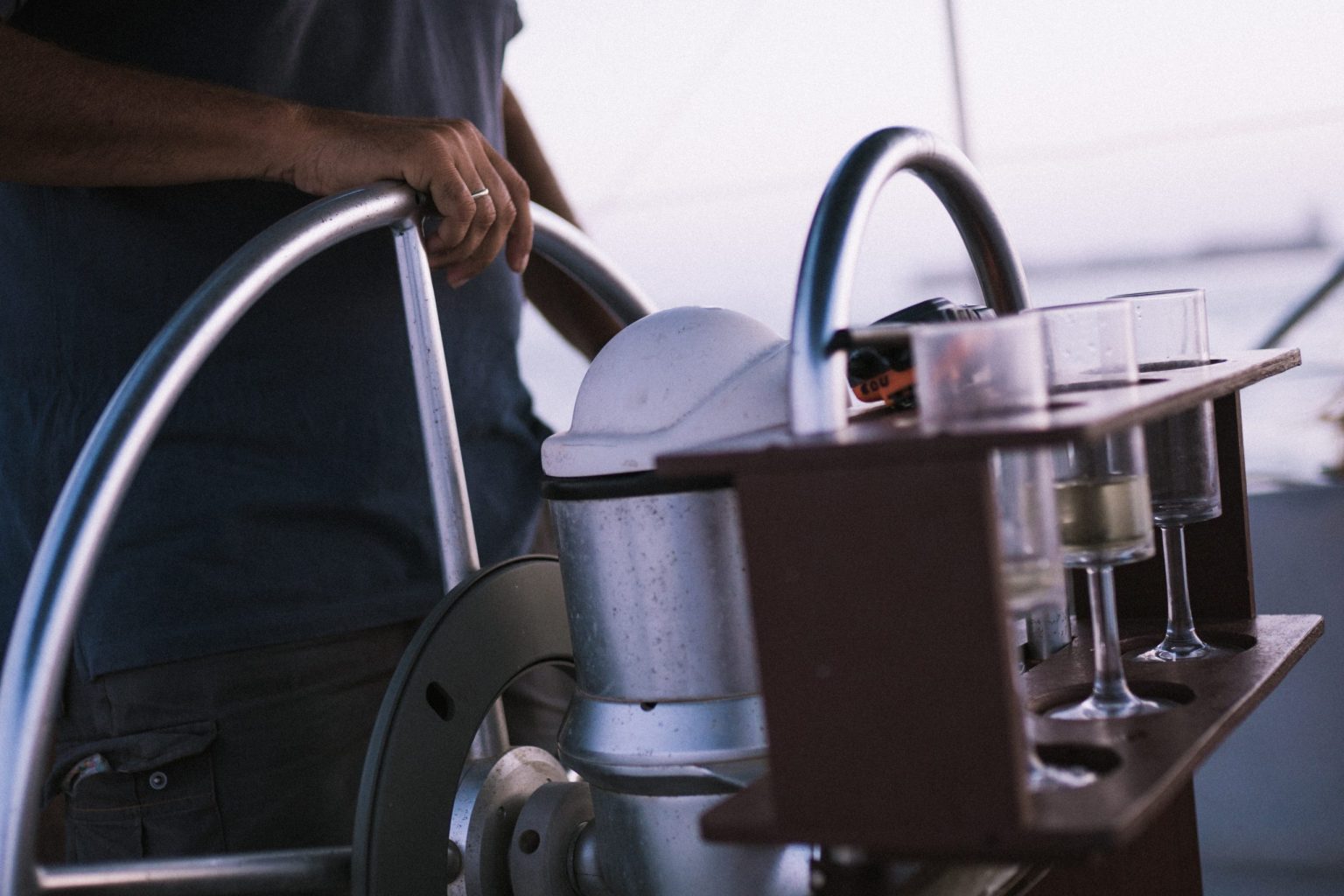 6 Best Sailboat Autopilot Systems