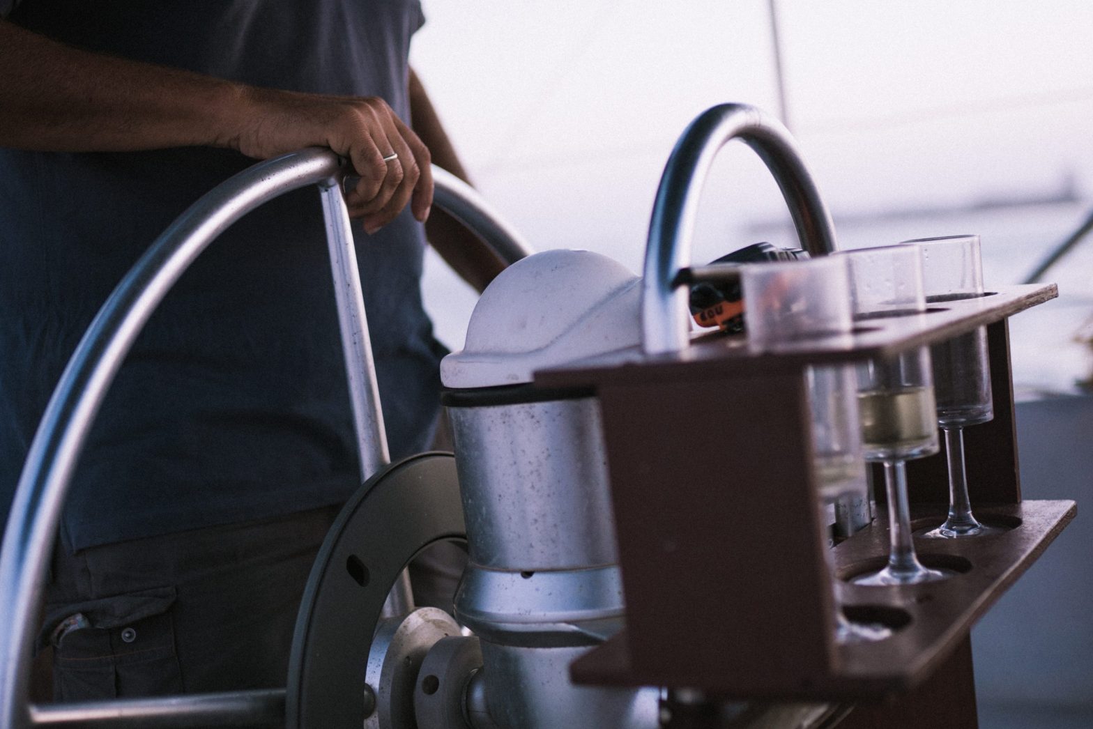 6 Best Sailboat Autopilot Systems