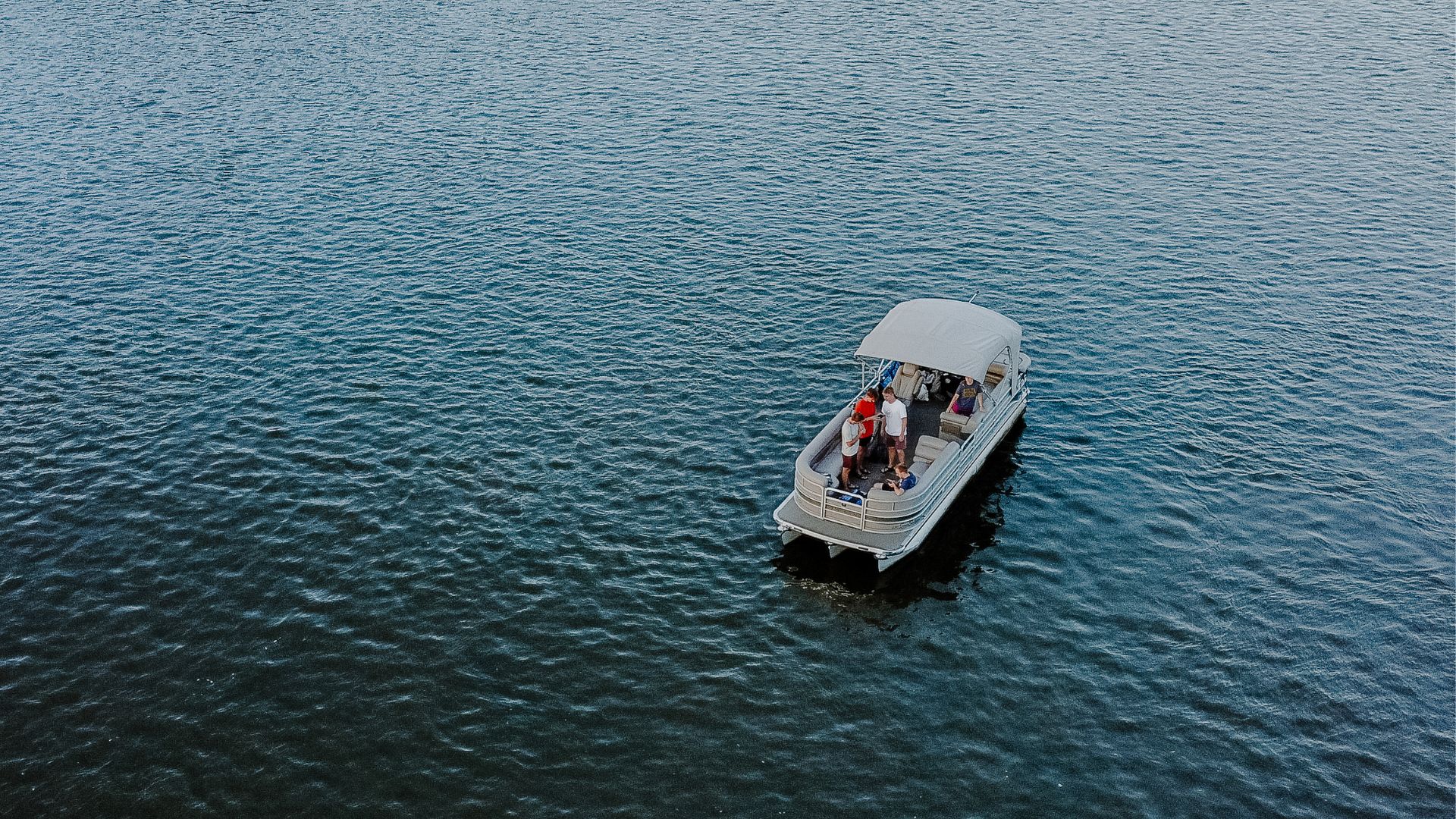 catamaran hull vs pontoon