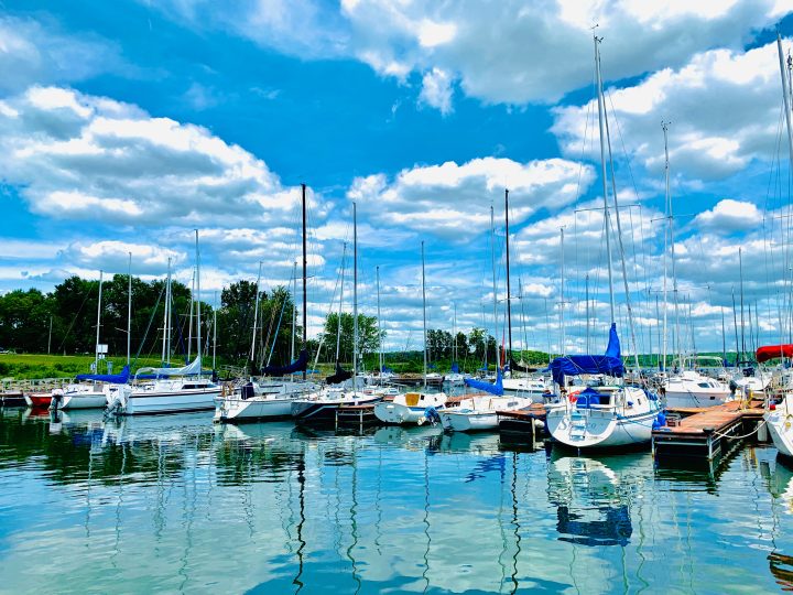 pros and cons of living on a boat in a marina