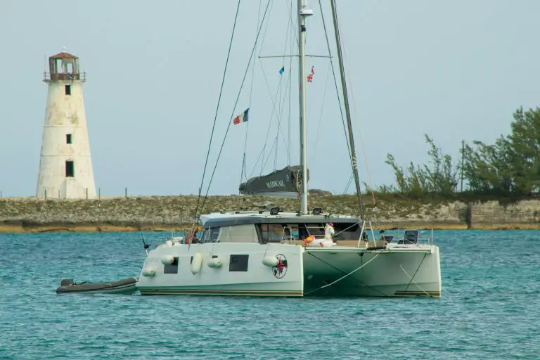 catamaran hull characteristics