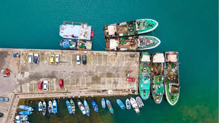 how to dock a boat in a tight slip