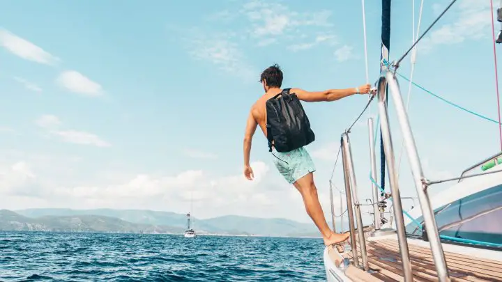 how much does it cost to live on a boat